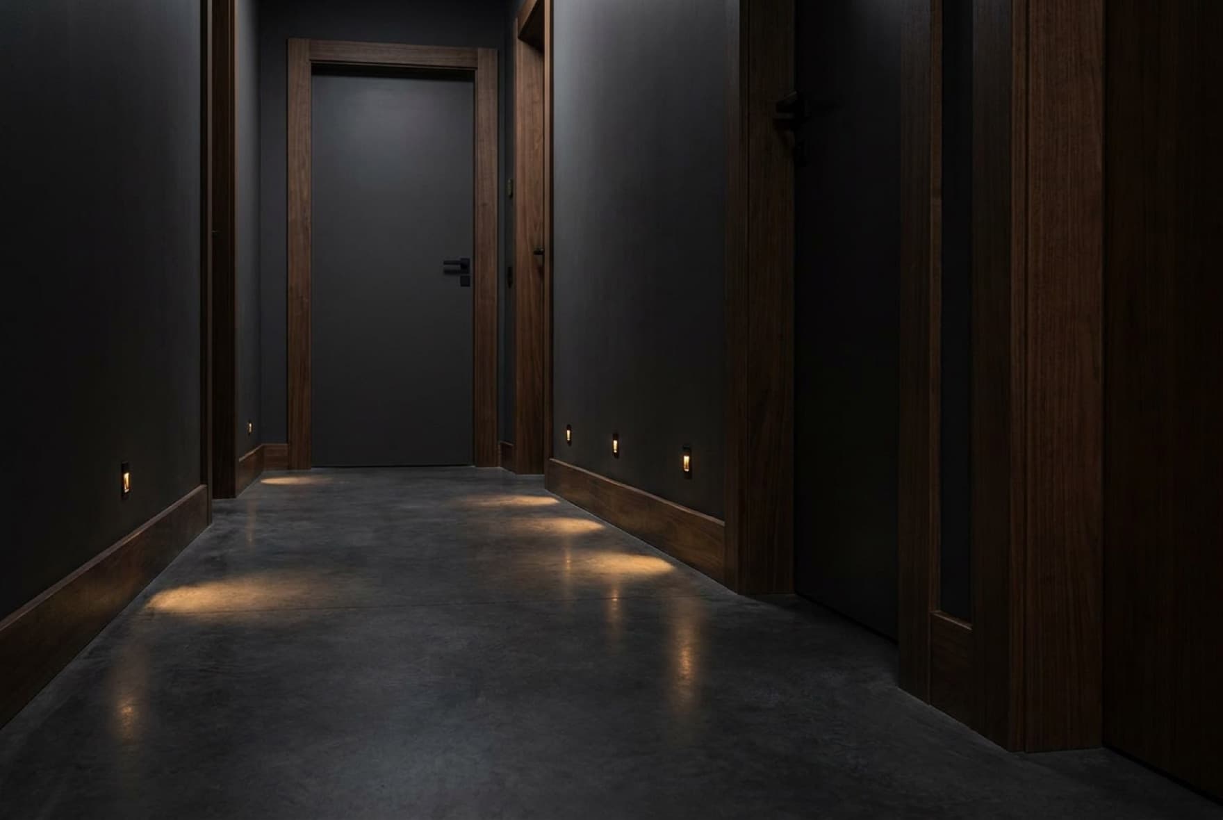 A hallway traced by Ilumitor signal lighting